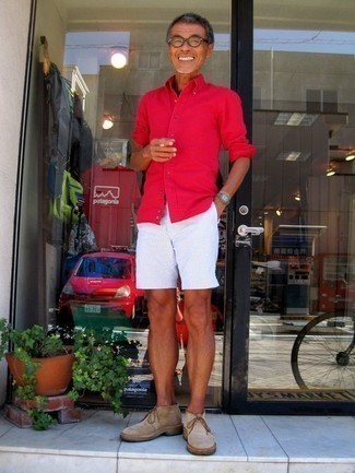 Quale chukka indossare con una camicia a maniche lunghe rossa per un uomo di 50 anni: Punta su una camicia a maniche lunghe rossa e pantaloncini bianchi per un look trendy e alla mano. Rifinisci questo look con un paio di chukka.
