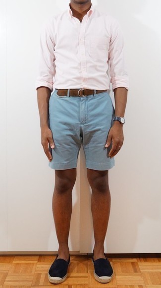 Come indossare e abbinare espadrillas quando fa caldo: Combina una camicia a maniche lunghe a righe verticali rosa con pantaloncini azzurri per affrontare con facilità la tua giornata. Completa questo look con un paio di espadrillas.