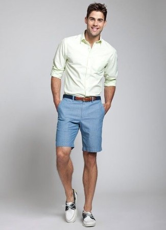 Look alla moda per uomo: Camicia a maniche lunghe lime, Pantaloncini blu, Scarpe da barca in pelle bianche e nere, Cintura di tela blu scuro