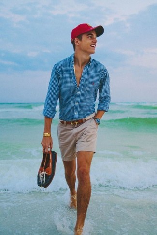 Look alla moda per uomo: Camicia a maniche lunghe a quadretti acqua, Pantaloncini beige, Scarpe da barca in pelle blu scuro, Berretto da baseball rosso