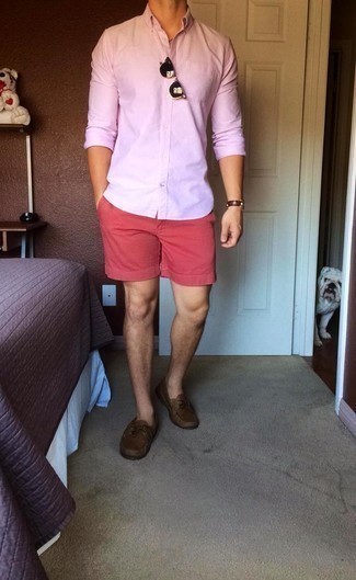 Come indossare e abbinare pantaloncini rossi per un uomo di 30 anni quando fa caldo: Vestiti con una camicia a maniche lunghe rosa e pantaloncini rossi per vestirti casual. Scarpe da barca in pelle marrone scuro sono una gradevolissima scelta per completare il look.