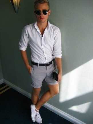 Look alla moda per uomo: Camicia a maniche lunghe bianca, Pantaloncini grigi, Scarpe da ginnastica di tela bianche, Cintura in pelle nera