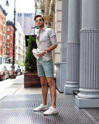 Look alla moda per uomo: Camicia a maniche lunghe di lino bianca, Pantaloncini stampati verde menta, Sneakers basse di tela bianche, Occhiali da sole neri