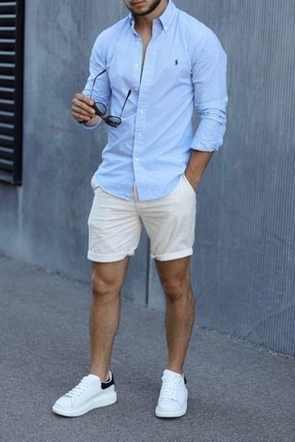 Look alla moda per uomo: Camicia a maniche lunghe azzurra, Pantaloncini bianchi, Sneakers basse in pelle bianche, Occhiali da sole grigio scuro