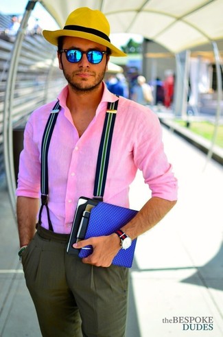 Come indossare e abbinare una camicia a maniche lunghe rosa per un uomo di 30 anni: Potresti combinare una camicia a maniche lunghe rosa con pantaloni eleganti verde oliva per un look elegante e di classe.