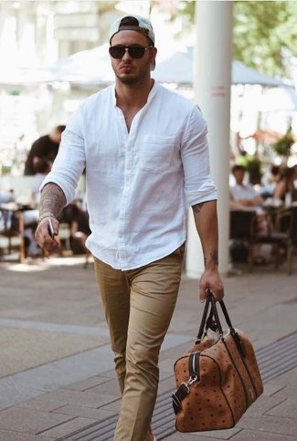 Come indossare e abbinare un borsone in pelle in modo formale: Metti una camicia a maniche lunghe bianca e un borsone in pelle per un'atmosfera casual-cool.
