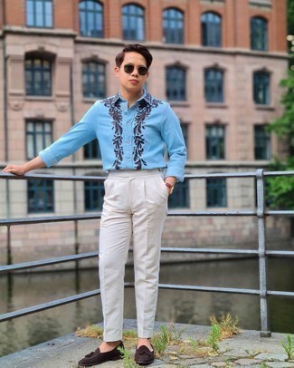 Moda uomo anni 20 in modo formale: Mostra il tuo stile in una camicia a maniche lunghe in chambray ricamata azzurra per un outfit comodo ma studiato con cura.