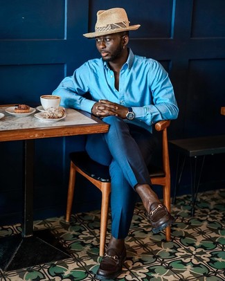 Look alla moda per uomo: Camicia a maniche lunghe blu, Pantaloni eleganti blu, Mocassini eleganti in pelle marrone scuro, Borsalino di paglia beige