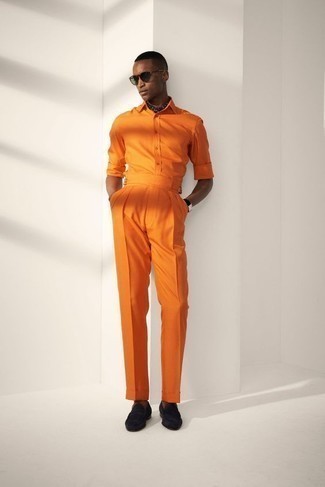 Moda uomo anni 20 in modo formale: Indossa una camicia a maniche lunghe arancione e pantaloni eleganti arancioni per essere sofisticato e di classe. Rifinisci questo look con un paio di mocassini eleganti in pelle scamosciata neri.