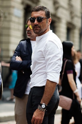 Come indossare e abbinare un bracciale grigio per un uomo di 30 anni in modo formale: Potresti combinare una camicia a maniche lunghe bianca con un bracciale grigio per un look perfetto per il weekend.