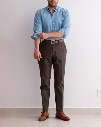 Look alla moda per uomo: Camicia a maniche lunghe in chambray azzurra, Pantaloni eleganti marrone scuro, Scarpe brogue in pelle terracotta, Cintura in pelle marrone