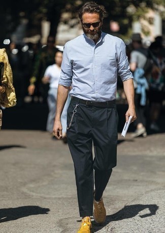 Come indossare e abbinare occhiali da sole neri per un uomo di 40 anni in modo smart-casual: Indossa una camicia a maniche lunghe azzurra e occhiali da sole neri per un'atmosfera casual-cool. Scarpe sportive senapi sono una buona scelta per completare il look.