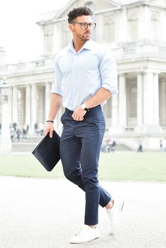 Look alla moda per uomo: Camicia a maniche lunghe azzurra, Pantaloni eleganti blu scuro, Sneakers basse bianche, Pochette in pelle nera