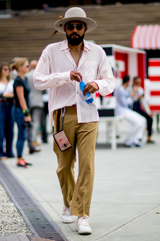 Look alla moda per uomo: Camicia a maniche lunghe rosa, Pantaloni eleganti marrone chiaro, Sneakers basse bianche, Borsalino di lana grigio