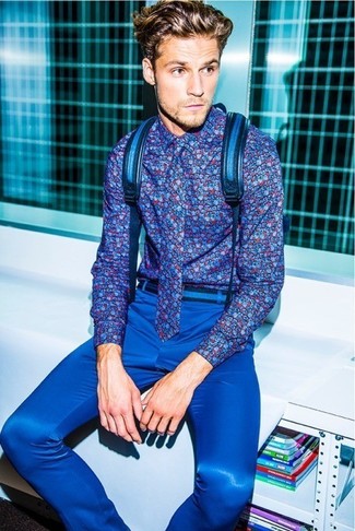 Look alla moda per uomo: Camicia a maniche lunghe a fiori blu, Pantaloni eleganti blu, Zaino blu, Cravatta a fiori blu