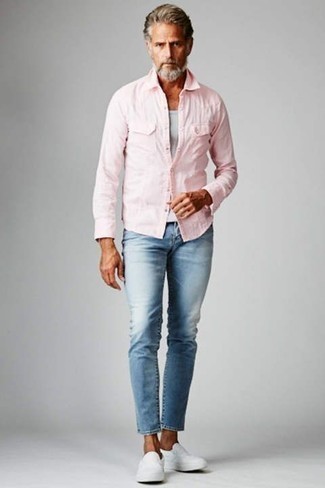 Come indossare e abbinare jeans azzurri: Combina una camicia a maniche lunghe rosa con jeans azzurri per un pranzo domenicale con gli amici. Questo outfit si abbina perfettamente a un paio di sneakers senza lacci di tela bianche.