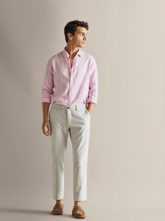 Look alla moda per uomo: Camicia a maniche lunghe rosa, Chino bianchi, Mocassini eleganti in pelle scamosciata marrone chiaro