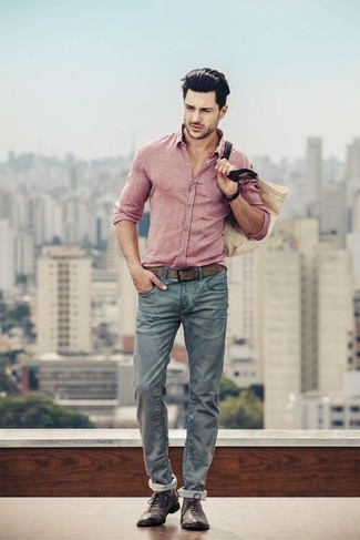 Quale scarpe oxford indossare con jeans grigi per un uomo di 30 anni: Vestiti con una camicia a maniche lunghe rosa e jeans grigi per un look semplice, da indossare ogni giorno. Ti senti creativo? Completa il tuo outfit con un paio di scarpe oxford.