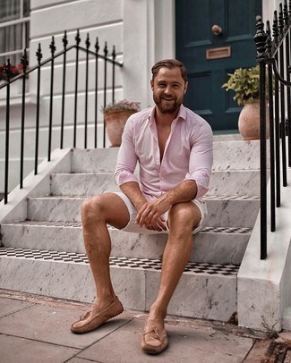 Look alla moda per uomo: Camicia a maniche lunghe rosa, Pantaloncini bianchi, Mocassini driving in pelle scamosciata marrone chiaro