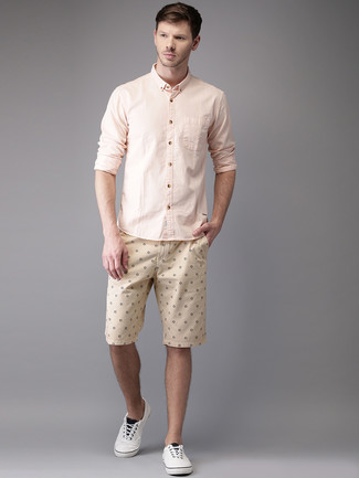 Look alla moda per uomo: Camicia a maniche lunghe rosa, Pantaloncini stampati beige, Scarpe da ginnastica di tela bianche