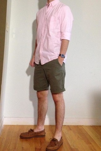 Quale pantaloncini indossare con scarpe da barca terracotta: Potresti combinare una camicia a maniche lunghe rosa con pantaloncini per un fantastico look da sfoggiare nel weekend. Scarpe da barca terracotta sono una gradevolissima scelta per completare il look.
