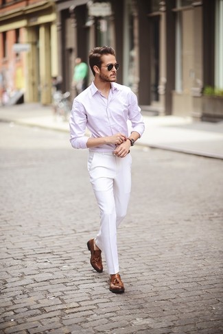 Look alla moda per uomo: Camicia a maniche lunghe rosa, Pantaloni eleganti bianchi, Mocassini con nappine in pelle marroni