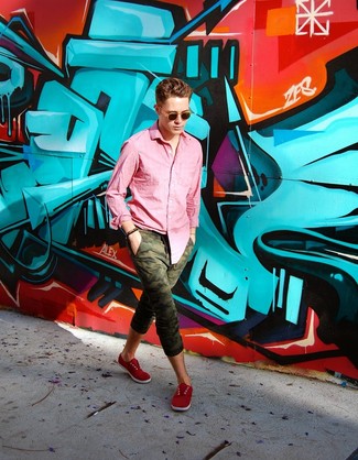 Come indossare e abbinare sneakers bordeaux in modo casual: Prova ad abbinare una camicia a maniche lunghe rosa con pantaloni sportivi mimetici verde scuro per un outfit comodo ma studiato con cura. Per distinguerti dagli altri, opta per un paio di sneakers bordeaux.