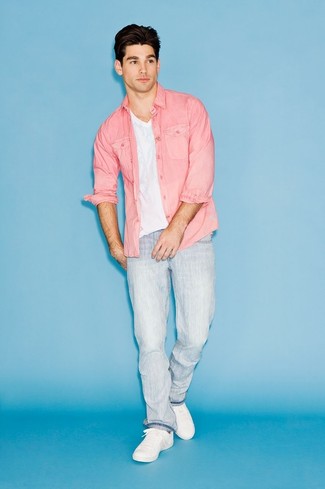 Look alla moda per uomo: Camicia a maniche lunghe rosa, T-shirt con scollo a v bianca, Jeans azzurri, Sneakers basse bianche