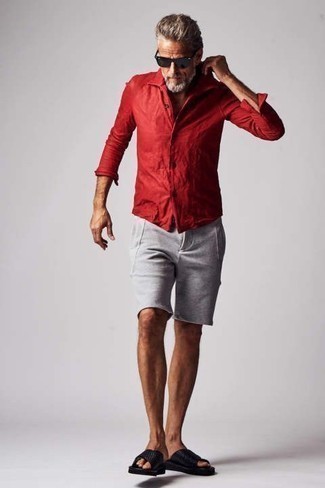 Come indossare e abbinare una camicia rossa e blu scuro per un uomo di 40 anni: Prova ad abbinare una camicia rossa e blu scuro con pantaloncini sportivi grigi per un outfit rilassato ma alla moda. Sandali in pelle neri sono una valida scelta per completare il look.