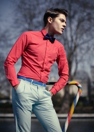 Come indossare e abbinare una camicia a maniche lunghe rossa per un uomo di 30 anni quando fa caldo in modo formale: Prova a combinare una camicia a maniche lunghe rossa con pantaloni eleganti azzurri come un vero gentiluomo.