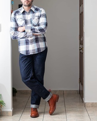 Quale jeans indossare con stivaletti brogue marrone scuro in autunno 2024: Potresti indossare una camicia a maniche lunghe scozzese bianca e blu scuro e jeans per un look spensierato e alla moda. Prova con un paio di stivaletti brogue marrone scuro per mettere in mostra il tuo gusto per le scarpe di alta moda. Questo, ovviamente, è l'outfit indispensabile per i mesi autunnali.