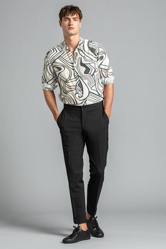 Look alla moda per uomo: Camicia a maniche lunghe stampata bianca, Chino neri, Sneakers basse in pelle nere