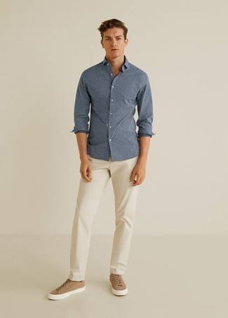 Look alla moda per uomo: Camicia a maniche lunghe stampata blu scuro e bianca, Chino bianchi, Sneakers basse di tela marrone chiaro