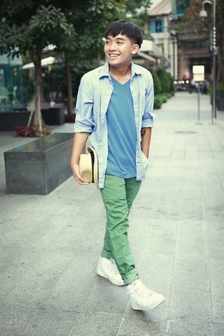 Come indossare e abbinare una t-shirt blu per un uomo di 17 anni: Per un outfit quotidiano pieno di carattere e personalità, opta per una t-shirt blu e chino verdi. Indossa un paio di sneakers alte di tela bianche per un tocco virile.