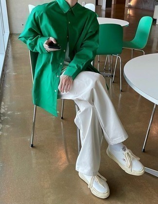 Quale chino indossare con una camicia a maniche lunghe verde per un uomo di 20 anni: Per creare un adatto a un pranzo con gli amici nel weekend potresti abbinare una camicia a maniche lunghe verde con chino. Se non vuoi essere troppo formale, calza un paio di sneakers basse di tela bianche.
