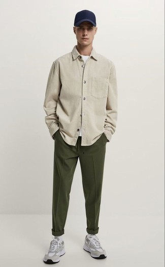 Look alla moda per uomo: Camicia a maniche lunghe beige, T-shirt girocollo bianca, Chino verde oliva, Scarpe sportive grigie
