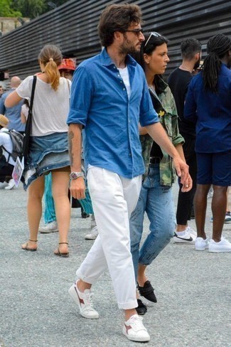 Look alla moda per uomo: Camicia a maniche lunghe blu, T-shirt girocollo bianca, Chino bianchi, Sneakers basse in pelle bianche e rosse
