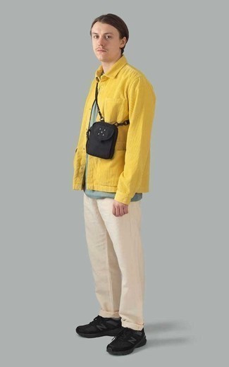 Come indossare e abbinare una camicia a maniche lunghe gialla: Coniuga una camicia a maniche lunghe gialla con chino beige per un look semplice, da indossare ogni giorno. Per un look più rilassato, indossa un paio di scarpe sportive nere.