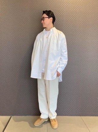 Quale chukka indossare con chino beige in primavera 2025: Metti una camicia a maniche lunghe bianca e chino beige per un fantastico look da sfoggiare nel weekend. Chukka sono una valida scelta per completare il look. Ecco un outfit indispensabile per la primavera.