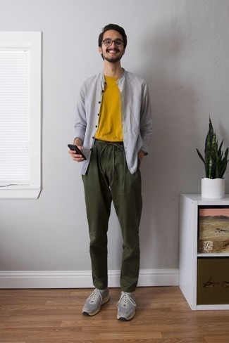 Look alla moda per uomo: Camicia a maniche lunghe grigia, T-shirt girocollo senape, Chino verde oliva, Scarpe sportive grigie
