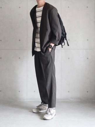 Come indossare e abbinare una camicia grigio scuro per un uomo di 20 anni: Abbina una camicia grigio scuro con chino grigio scuro per vestirti casual. Scarpe sportive grigie sono una valida scelta per completare il look.