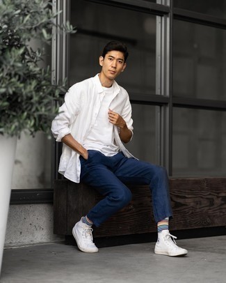 Quale chino indossare con sneakers alte bianche e blu in modo casual: Abbinare una camicia a maniche lunghe bianca e chino è una comoda opzione per fare commissioni in città. Per distinguerti dagli altri, scegli un paio di sneakers alte bianche e blu.