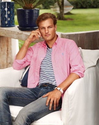 Come indossare e abbinare una camicia a maniche lunghe rosa per un uomo di 30 anni: Potresti indossare una camicia a maniche lunghe rosa e jeans aderenti blu scuro per una sensazione di semplicità e spensieratezza.
