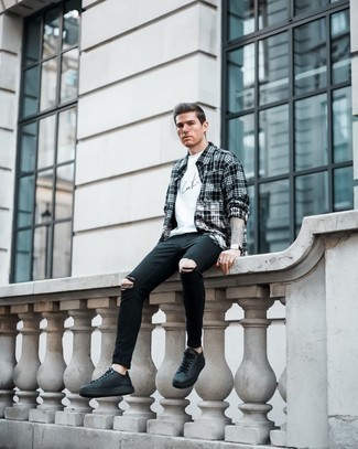 Quale jeans aderenti indossare con una camicia a maniche lunghe nera e bianca: Punta su una camicia a maniche lunghe nera e bianca e jeans aderenti per un outfit rilassato ma alla moda. Sneakers basse in pelle nere sono una valida scelta per completare il look.