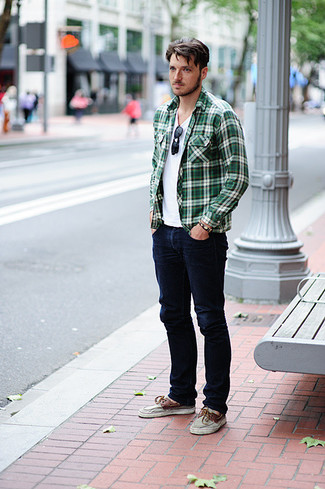 Look alla moda per uomo: Camicia a maniche lunghe scozzese verde, T-shirt girocollo bianca, Jeans blu scuro, Scarpe da barca in pelle marroni