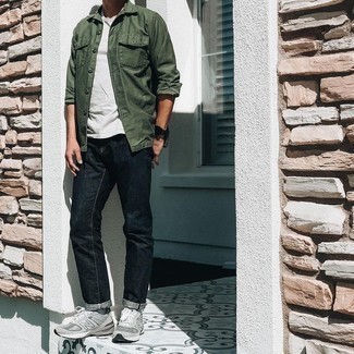 Trend da uomo 2021: Prova ad abbinare una camicia a maniche lunghe verde oliva con jeans neri per affrontare con facilità la tua giornata. Indossa un paio di scarpe sportive grigie per avere un aspetto più rilassato.