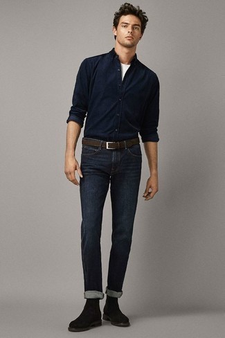 Come indossare e abbinare jeans per un uomo di 30 anni: Prova a combinare una camicia a maniche lunghe blu scuro con jeans per un fantastico look da sfoggiare nel weekend. Scegli un paio di stivali chelsea in pelle scamosciata neri per dare un tocco classico al completo.