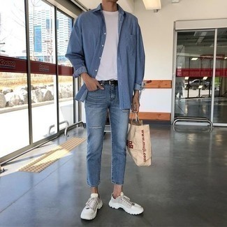Moda uomo anni 20 in modo rilassato: Combina una camicia a maniche lunghe a righe verticali azzurra con jeans strappati blu per un look perfetto per il weekend. Sfodera il gusto per le calzature di lusso e calza un paio di sneakers basse di tela grigie.