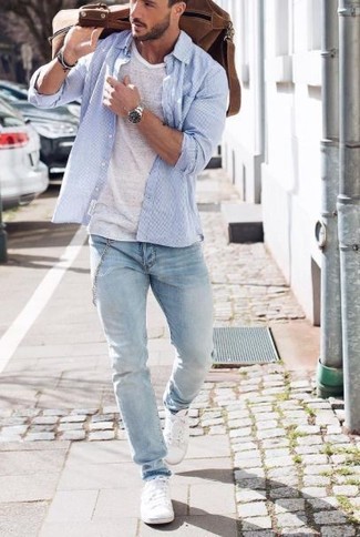 Quale jeans indossare con sneakers basse bianche per un uomo di 20 anni: Vestiti con una camicia a maniche lunghe azzurra e jeans per un outfit comodo ma studiato con cura. Perfeziona questo look con un paio di sneakers basse bianche.