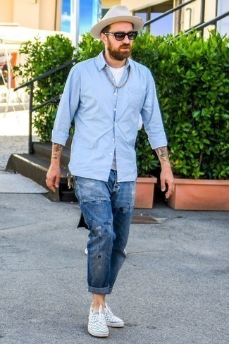 Quale jeans indossare con sneakers basse azzurre: Prova a combinare una camicia a maniche lunghe a righe verticali azzurra con jeans per un look perfetto per il weekend. Perfeziona questo look con un paio di sneakers basse azzurre.